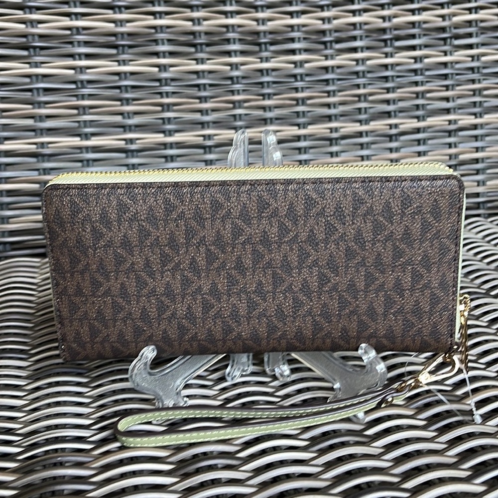 Michael Kors Jet Set Travel Large Travel CONTINENTAL 
Light Sage - Picture 10 of 16